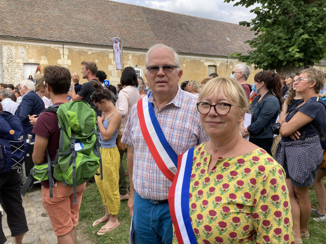 The mayor of Thiverval-Grignon (Yvelines), Nadine Gohard, in the demonstration, Saturday September 11, against the transfer to the real estate company Altarea of ​​the AgroParisTech site.
