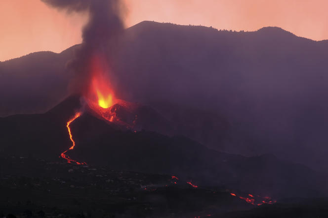 The closure of La Palma airport had coincided with the appearance of new lava foci, the crumbling of part of the cone and an overall intensification of the activity of the volcano, which erupted last Sunday.
