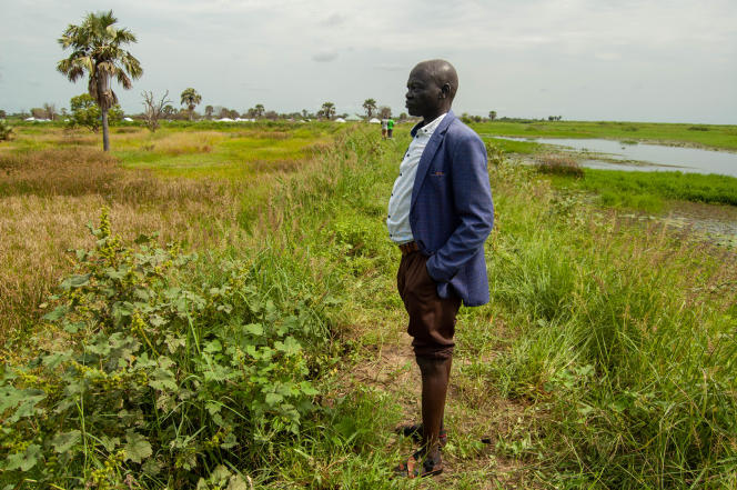 Elijah Mabior Bol, Minister of the State of Jonglei in charge of public facilities, inspects the dike in Bor.