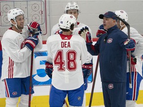 Montreal Canadiens head coach Dominique Ducharme talks to Chris Wideman, dropped off Joshua Roy and Jean-Sébastien Dea during training camp on September 23, 2021 in Brossard.