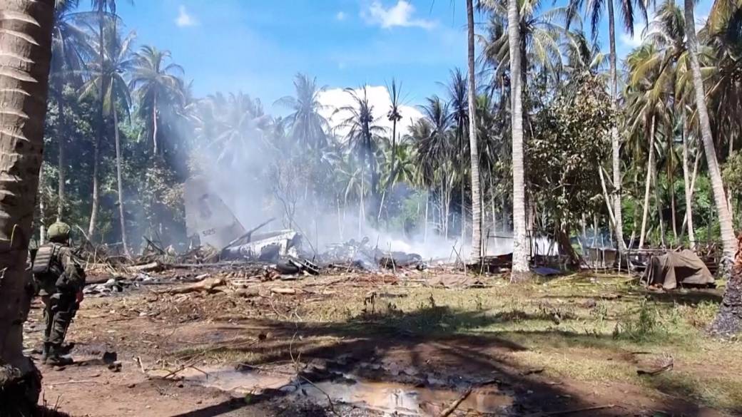 Click to play video: 'Philippines orders formal investigation after military plane crash kills 50'