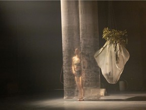 Odile-Amélie Peters in L'effritement des parades, a contemporary version of the Persephone myth by Alan Lake Factori (e).