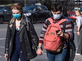 Montréal residents continue to wear masks on the streets of the city on Wednesday, October 20, 2021.