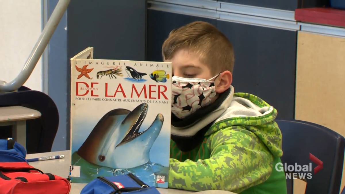Click to play video: 'COVID-19: Canadian poll shows most parents support masks mandate in schools'