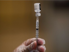 A nurse fills a syringe with the Pfizer vaccine as mobile vaccination teams begin visiting all Los Angeles Unified middle and high school campuses to administer the first and second doses of the coronavirus disease (COVID-) vaccine. 19) in Los Angeles, California, USA, August 30, 2021. REUTERS / Mike Blake