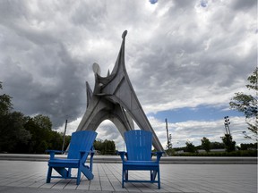 In July 2020, the Adirondack chairs on Île-Ste-Hélène were empty and there were no tourists searching for photographs.