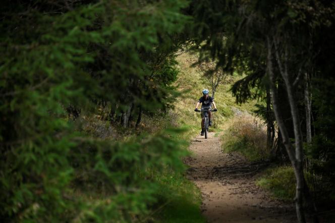 A mountain biker in the Vosges, in Markstein (Haut-Rhin), September 28, 2021.