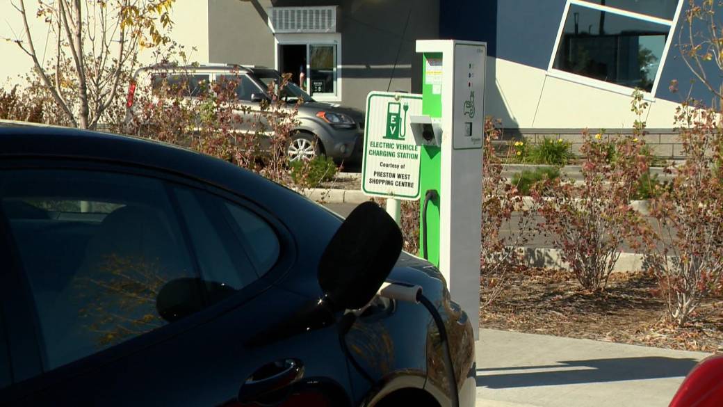 Click to play video: 'Canada aims to switch to electric vehicles by 2035'