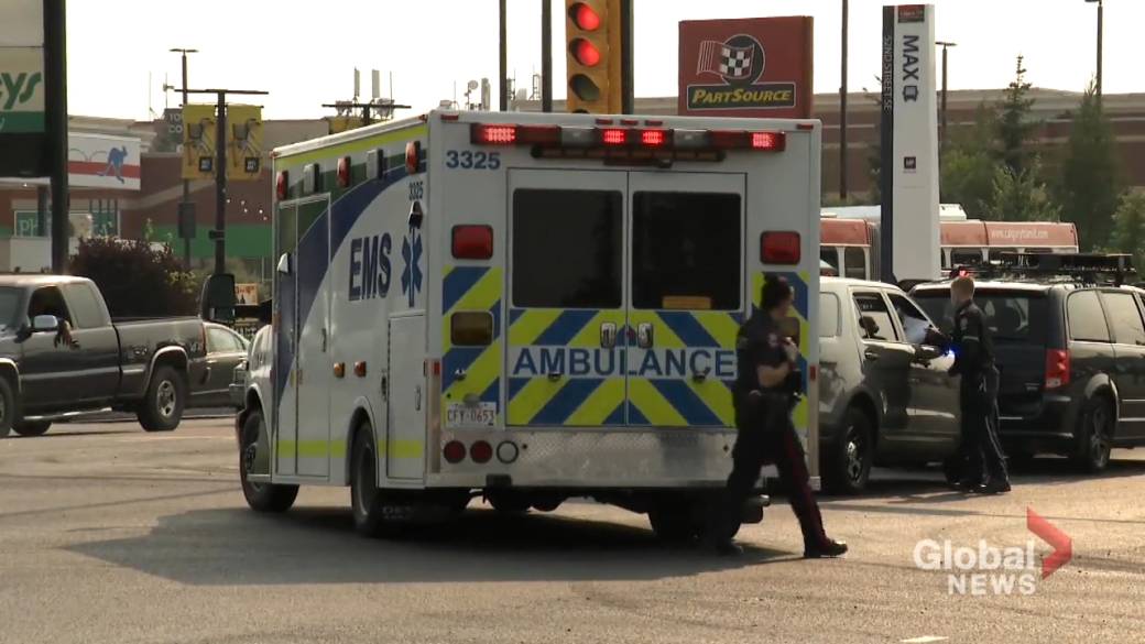 Click to play video: 'Calgary police take man to hospital with 45 minute wait for ambulance'