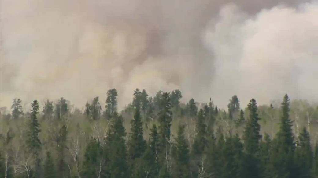 Click to play video: 'Manitoba First Nation sends some residents to Winnipeg due to wildfires, smoke'
