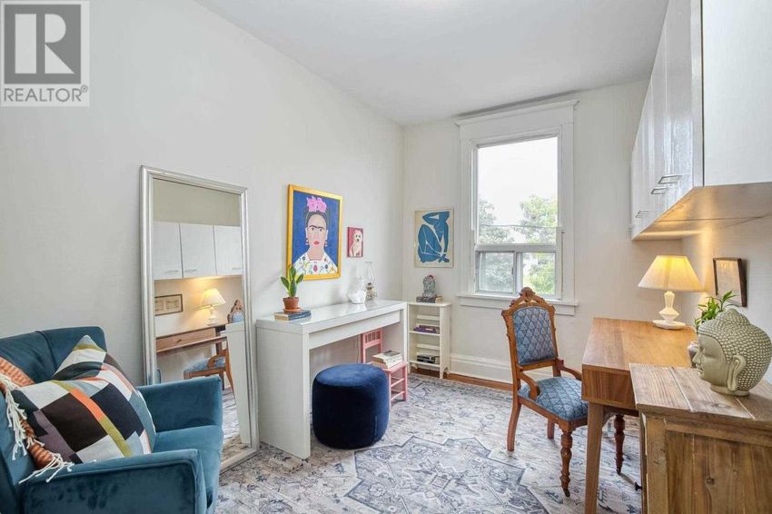 The list price was well below the neighborhood average of $ 1,066,000.