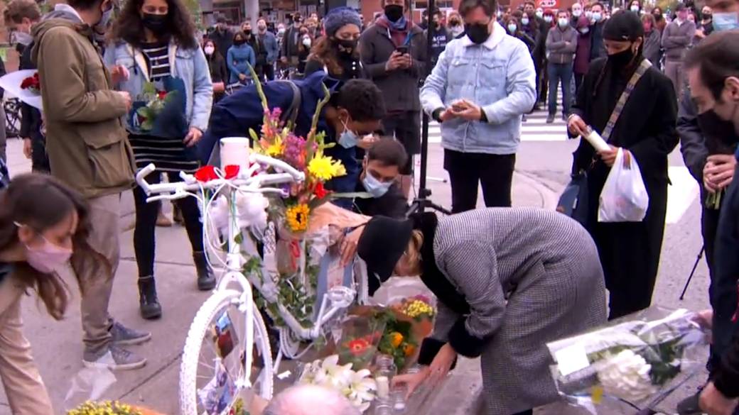 Click to play video: 'Montreal Cyclist Honored with Ghost Bike Ceremony'