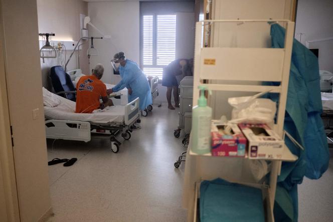 While nearly 300 patients are hospitalized in New Caledonia, including 56 in intensive care, the territorial hospital center is saturated.