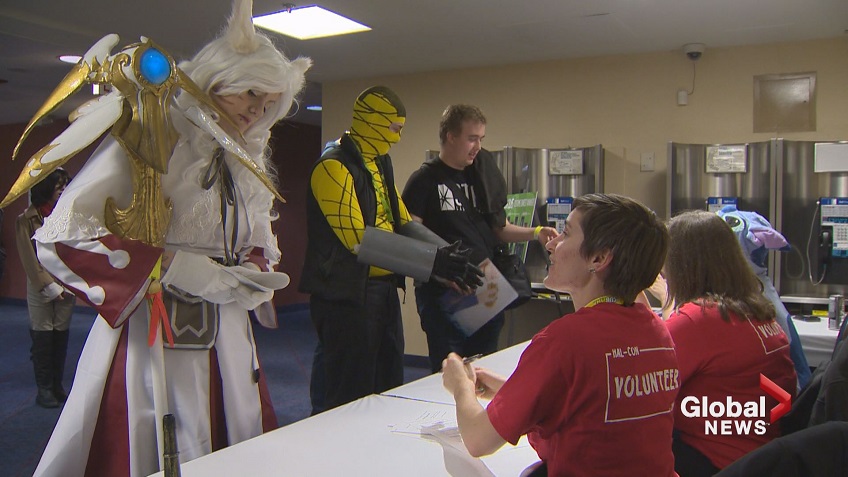 Click to play video: 'Hal-Con Attendees Enjoy Event Dressed Up'