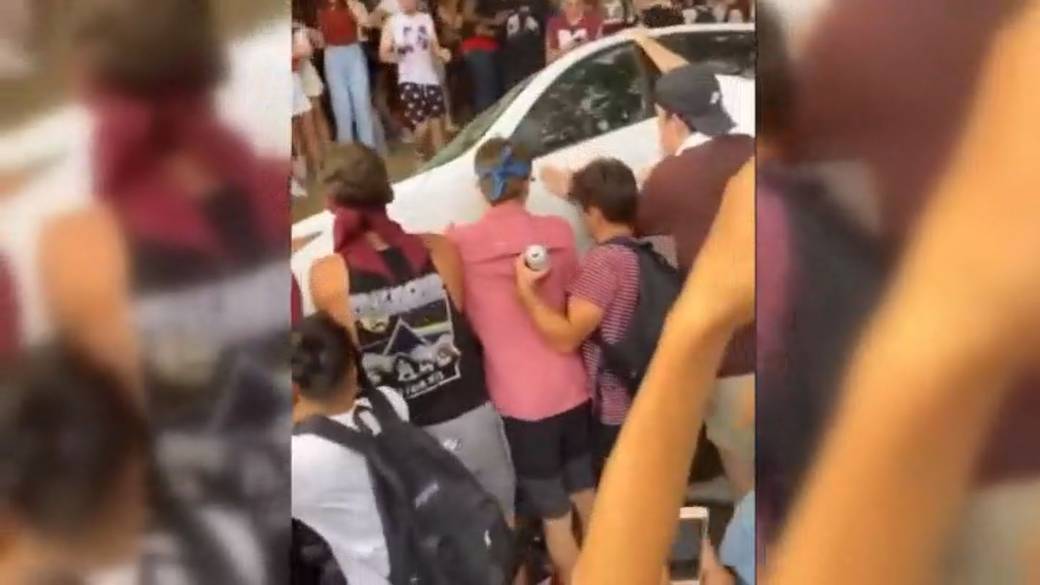 Click to play video: 'Massive Crowd Gathers for' Fake 'McMaster University Welcome Party, Police Press Charges'