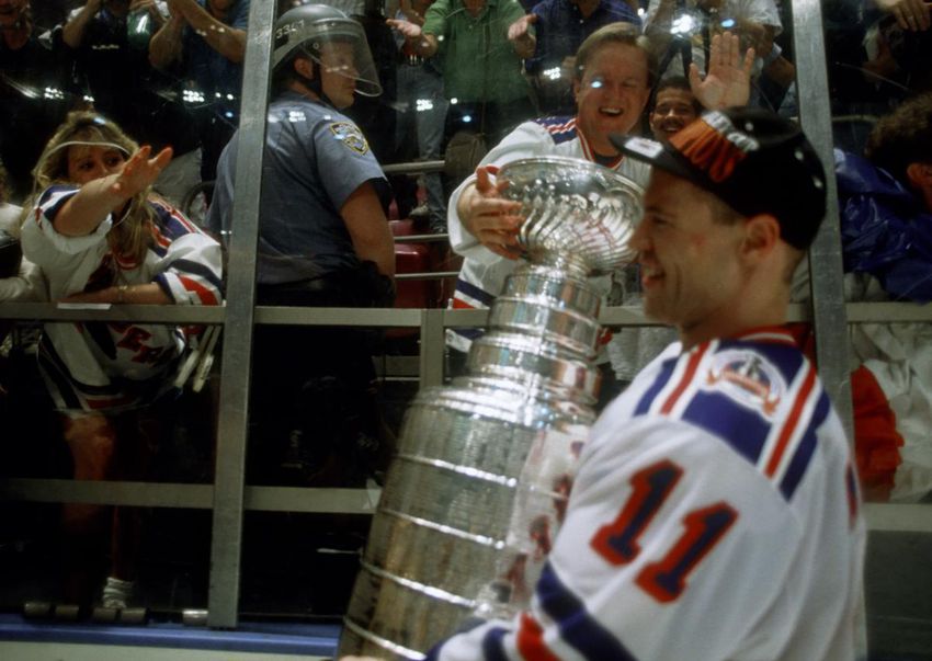 Mark Messier allows Rangers fans to touch the Stanley Cup after concluding the 1994 final.