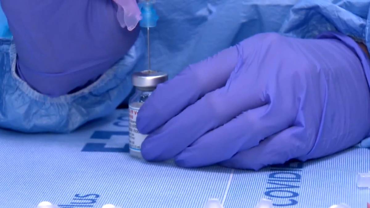 Click to play video: 'Moderna Asks Health Canada to Approve COVID-19 Vaccine Booster Injection'