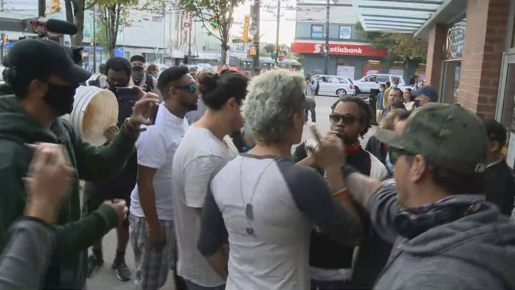 Click to play video: 'Counter-protesters clash with Toronto's anti-gay preacher in Vancouver'