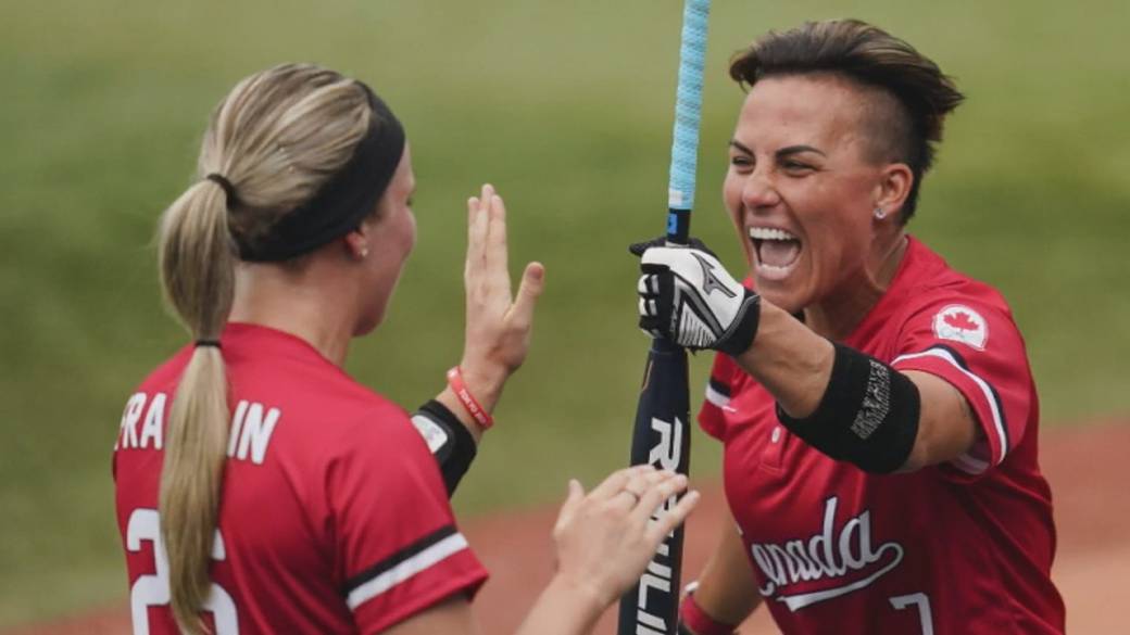 Click to play video: 'Tokyo Olympics: Canada wins first medal in softball and another silver in swimming'