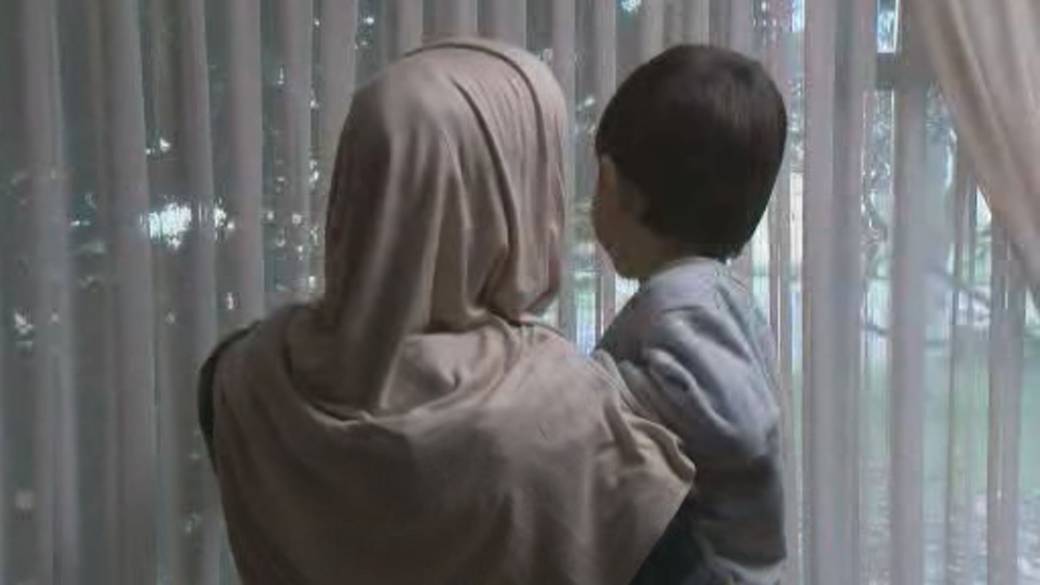 Click to play video: '' I feel empty inside ': Afghan family still waiting for help from Canada after being divided while fleeing Kabul' '