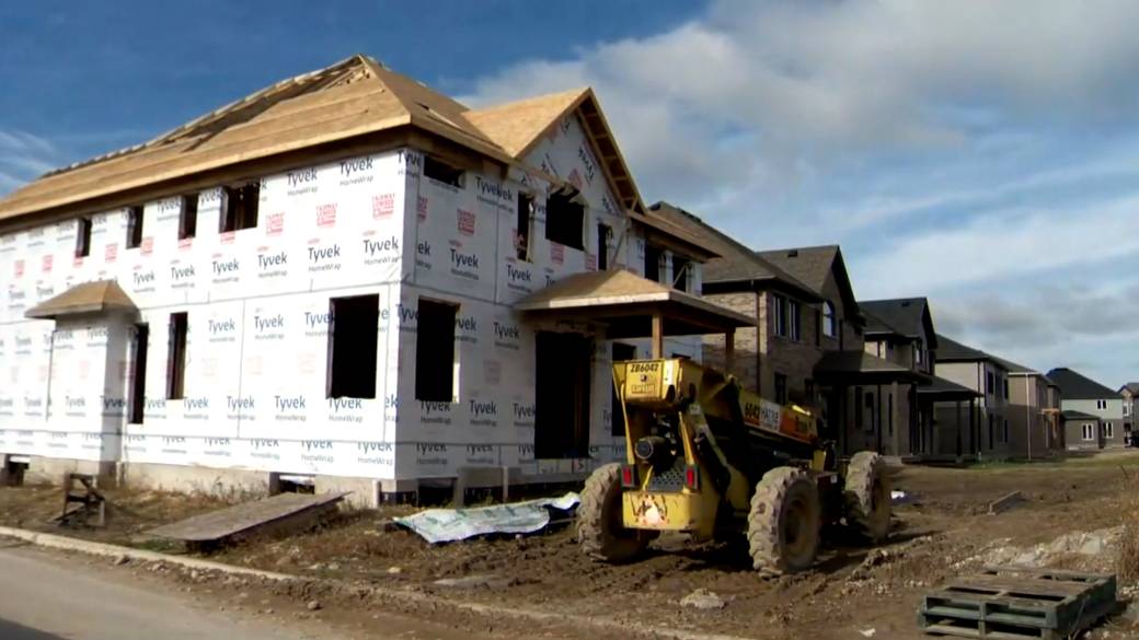Click to play video: 'Supply shortage: New housing construction costs more and takes longer due to supply chain problems'