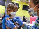 Dr. Sarah Linde of the Maryland Medical Reserve Corps administers 7-year-old Noah Starling his first COVID-19 vaccine at Eastern Middle School in Silver Spring, Maryland, USA, on November 6, 2021 In Quebec, appointments for children aged five to five Now 11 can be booked.