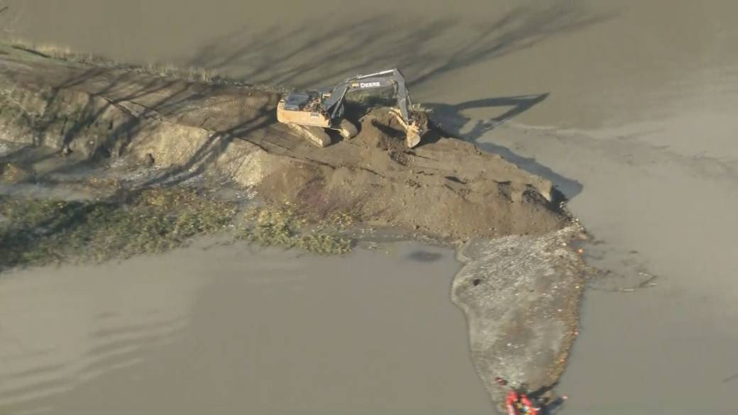 Click to play video: 'BC Floods: Abbotsford topples levee plan'