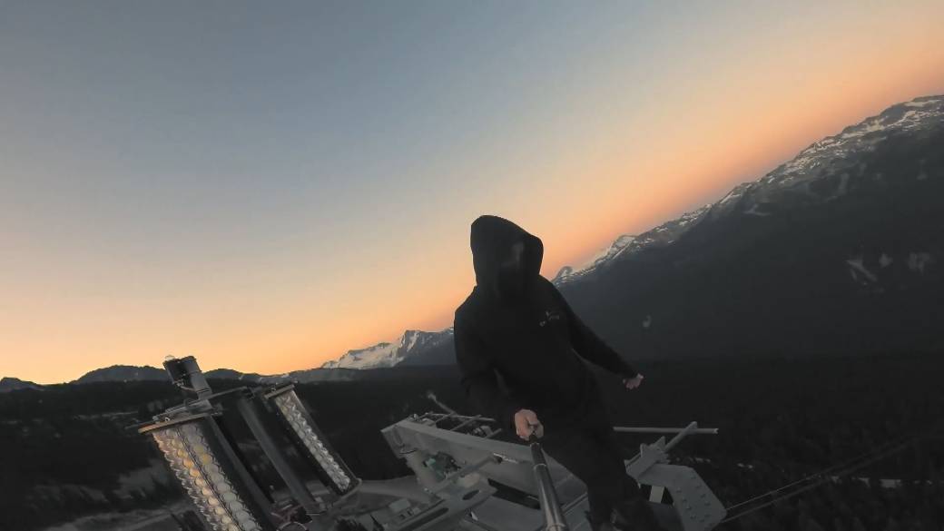 Click to play video: 'Videos posted to YouTube show illegal climbing in Vancouver, Whistler'
