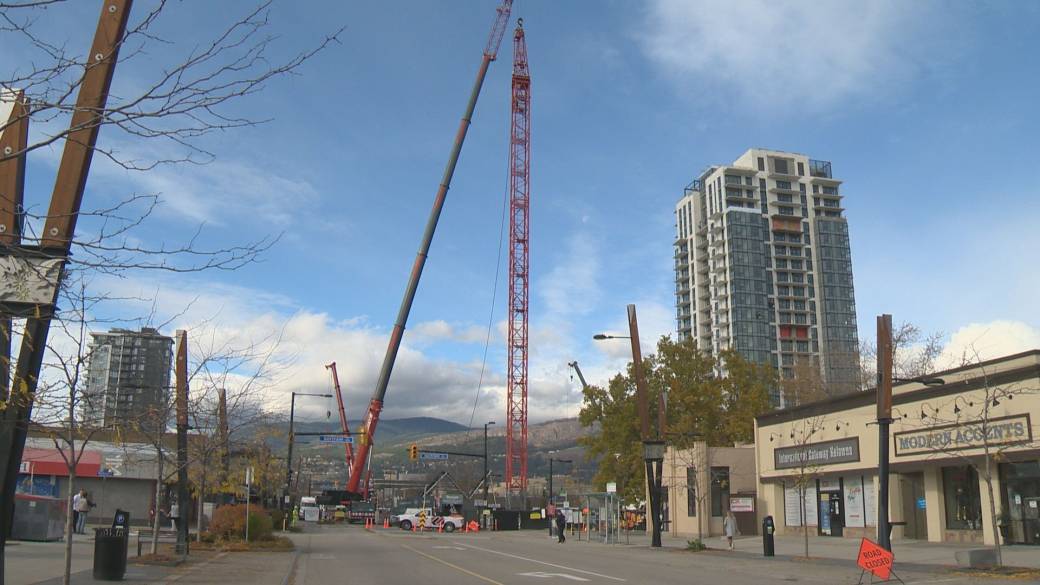 Click to play video: 'New cranes are being erected at the site of a fatal crane collapse in Kelowna'