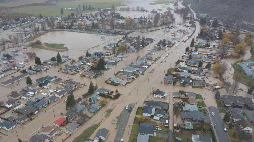 Click to play video: 'Downtown Okanagan residents unite to support flood evacuees with a donation drive'