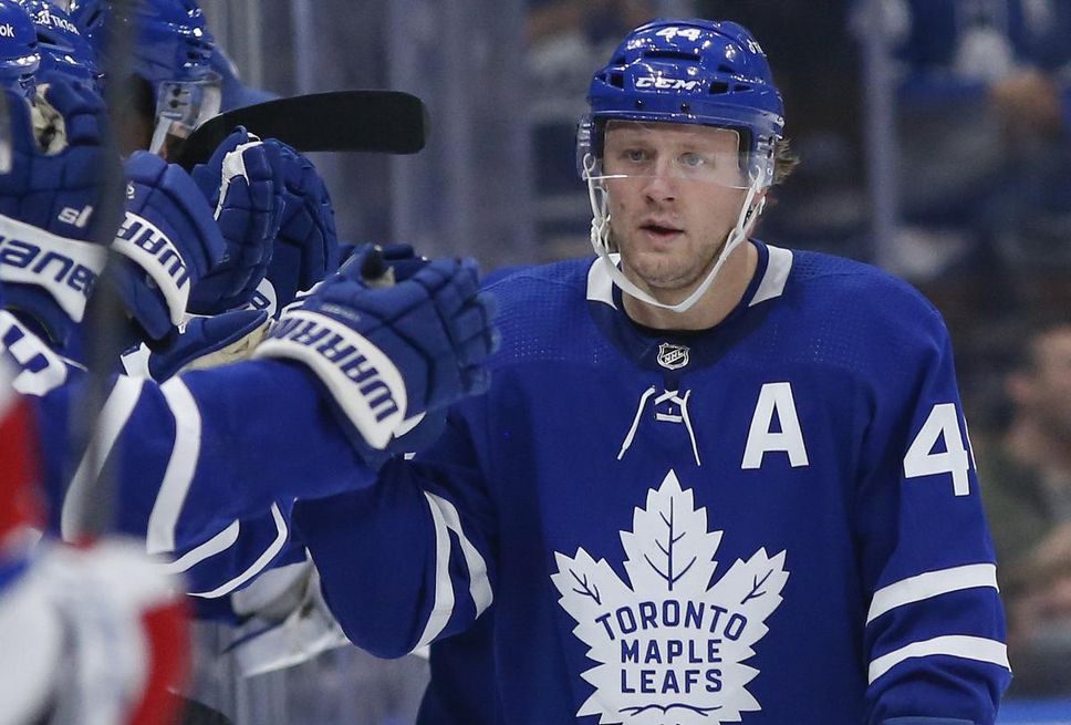 Defender Morgan Rielly scored both of Leaf's goals, one on the power play, and the Leafs earned their fifth straight victory.