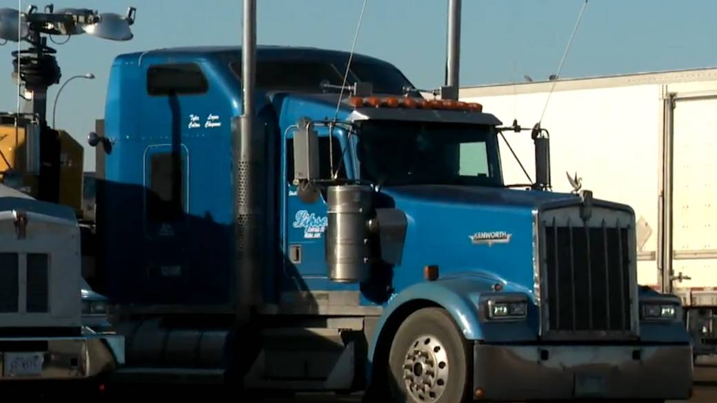 Click to play video: 'Canadian trucking industry falls short of at least 18,000 drivers, potentially creating even more supply chain problems'