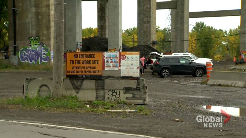 Click to play video: 'Kahnawake Protesters Stop Small Construction Project on Unbuilt Land Near Mercier Bridge'