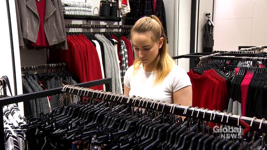 Click to play video: 'Canadians Plan to Shop in Person, Spend More on Holidays - Survey'