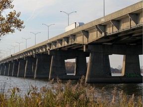 The old bridge de l'Île-aux-Tourtes, which links West Island with Vaudreuil-Dorion, will be replaced by a new bridge in the coming years.