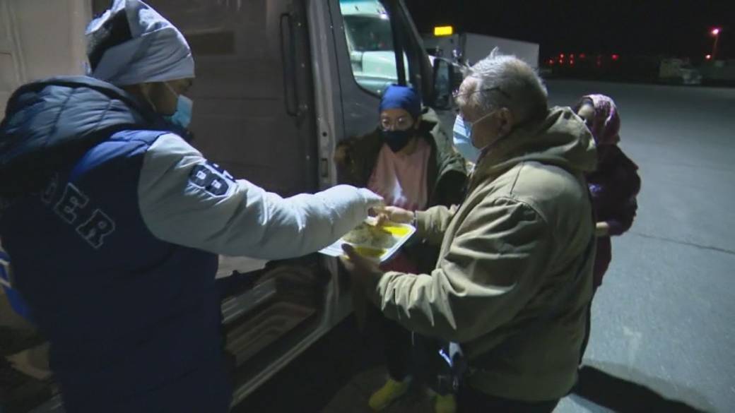 Click to play video: 'Comfort Food: Kamloops Locals Unite to Help Truckers Trapped in British Columbia Due to Flooding'