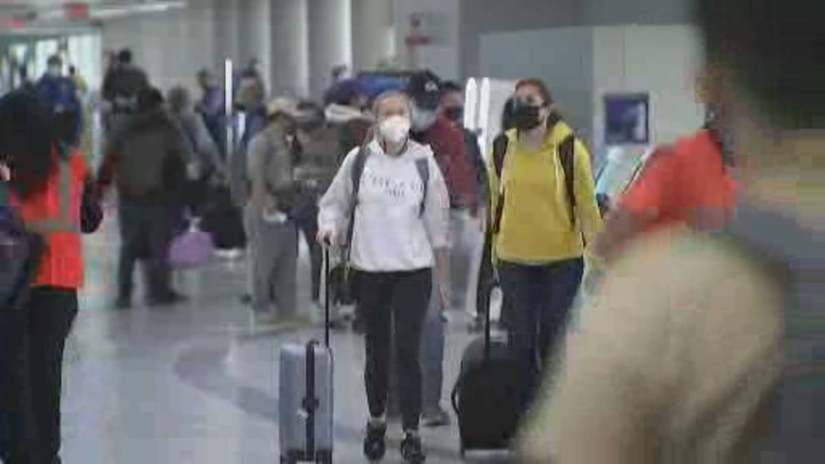 Click to Play Video: 'Confusion and Frustration Increase Over New Canada Travel Rules As Omicron Variant Spreads'