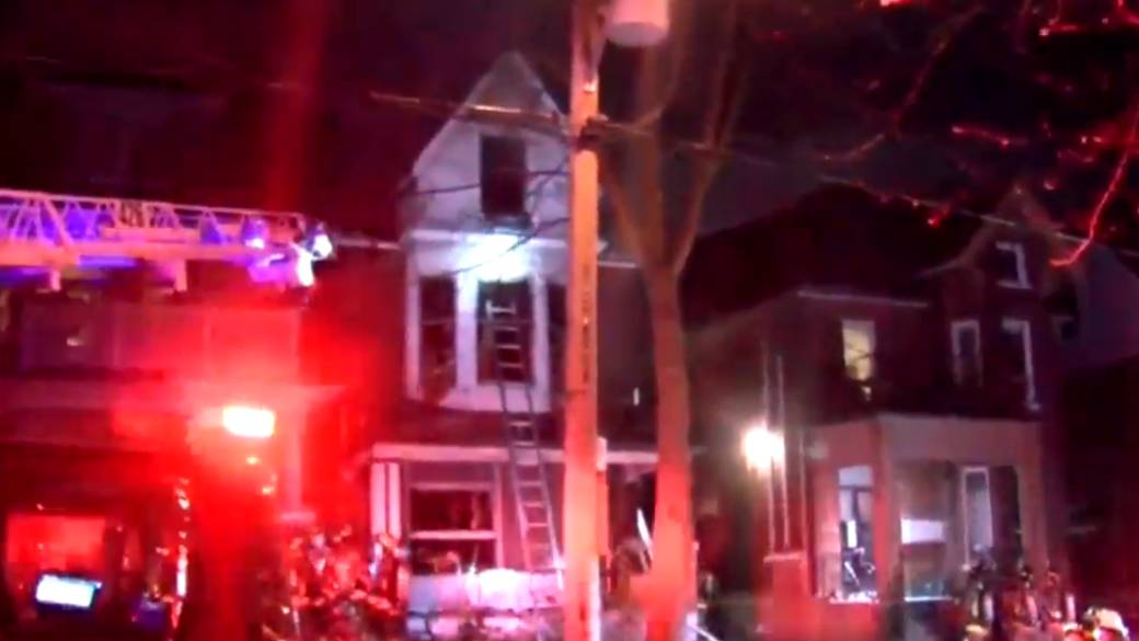 Click to play video: '2 dead after nighttime fire in Toronto's Parkdale neighborhood'