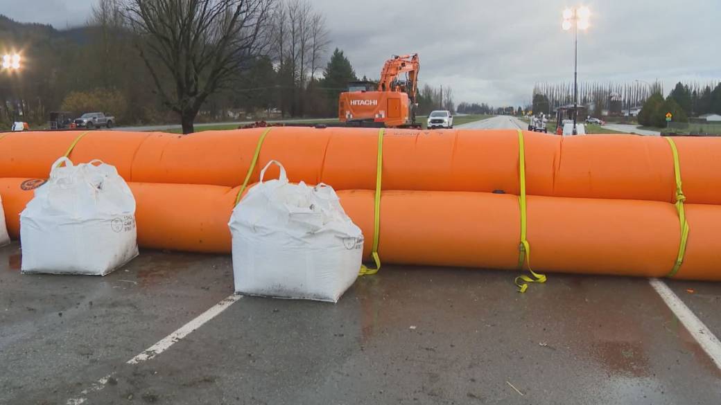 Click to play video: 'British Columbia Floods: Province Says Emergency Measures Still in Place, People Ask to Stay Home'