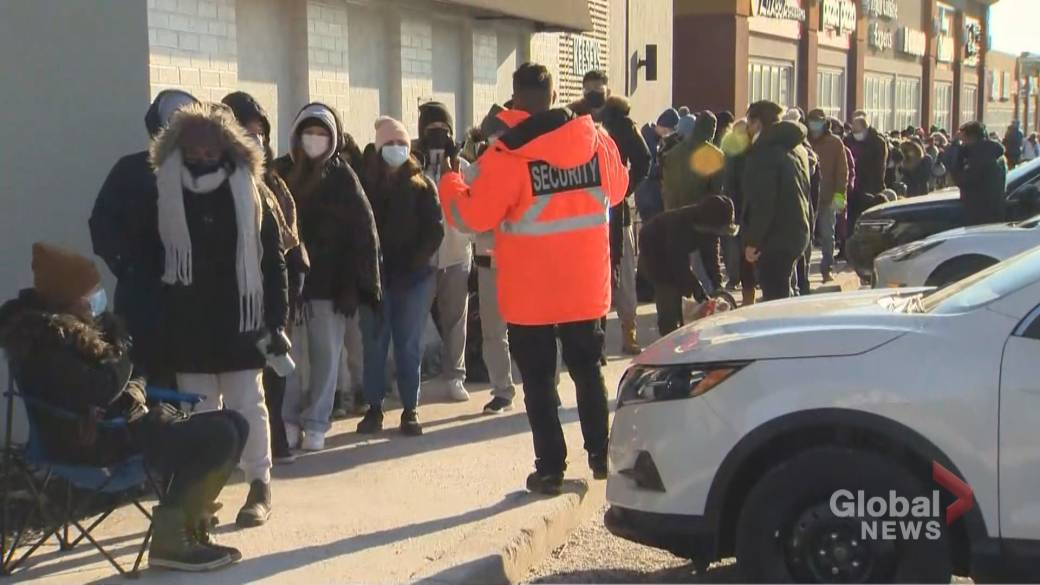 Click to Play Video: 'Long Lines As Ontario Residents Try to Receive COVID-19 Booster Vaccines'