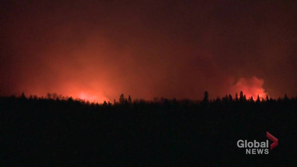 Click to play video: 'Tomahawk wildfire breaks out at night west of Edmonton in Parkland County'