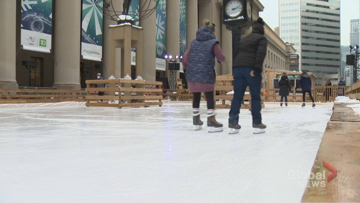 Click to play video: 'Free Ice Skating Returns to Toronto's Union Station with a New Outdoor Rink'