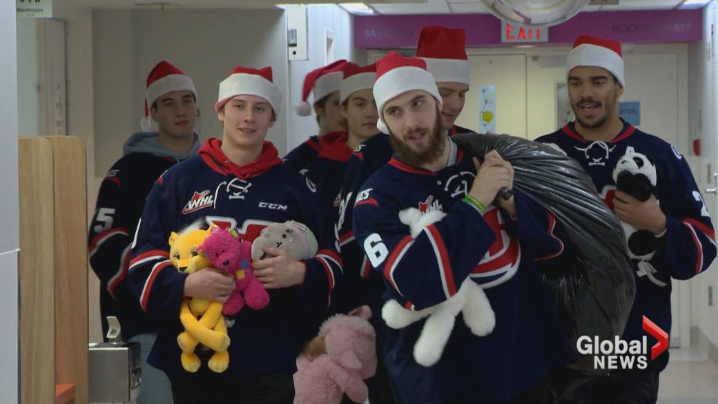 Click to play video: 'Lethbridge Hurricanes Bring Teddy Bears to Sick Children at Chinook Regional Hospital'