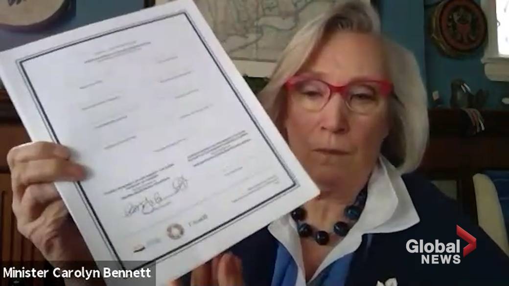 Click to play video: 'Hereditary Chiefs of Wet'suwet'en, Government Officials Sign Memorandum on Land Rights and Title'