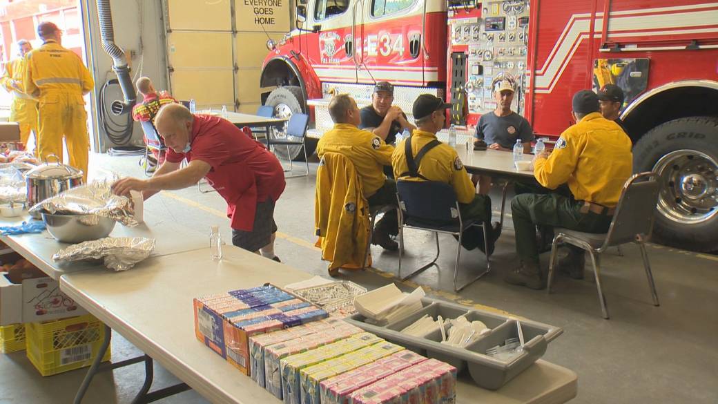 Click to play video: 'The Salvation Army feeds the firefighters'