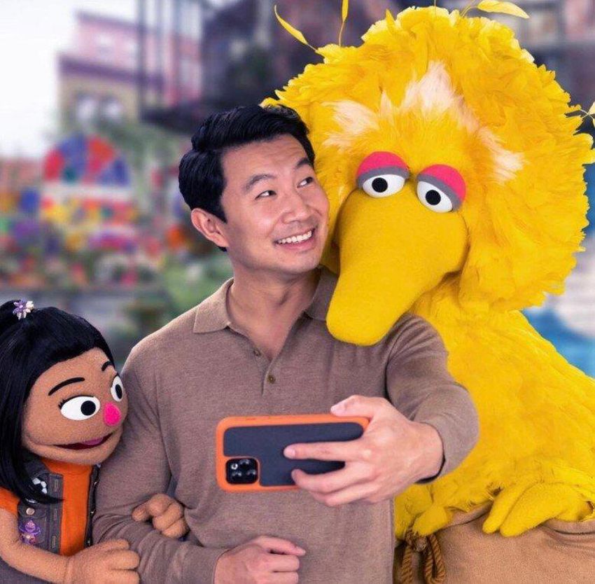 Simu Liu joined Sesame Street's first Asian-American muppet, Ji-Young, on a special episode of the show that aired on Thanksgiving Day in the US.