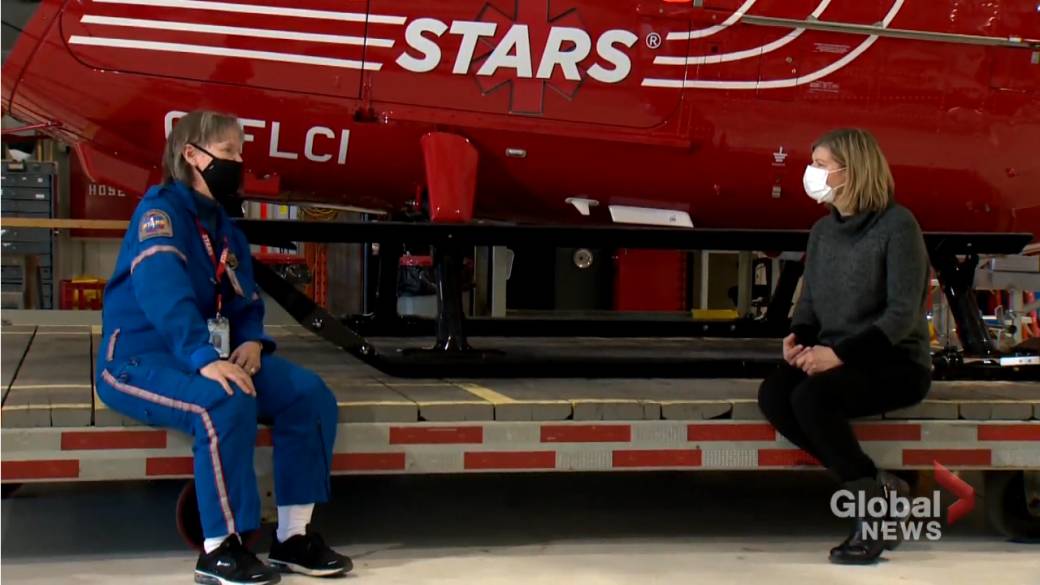 Click to play video: 'Chance meeting sees Alberta woman give COVID-19 vaccine to STARS air ambulance nurse that saved her life'