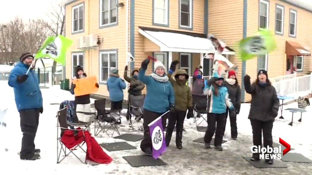 Click to play video: 'Four Hundred Daycare Centers in Quebec Close As Educators Leave Work on Unlimited Strike'