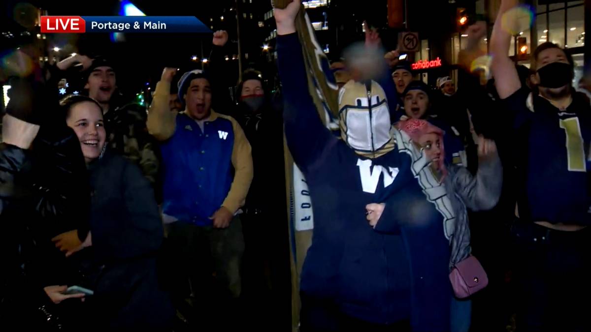 Click to play video: '108th Gray Cup: Winnipeggers flood Portage and Main to celebrate Blue Bombers victory'