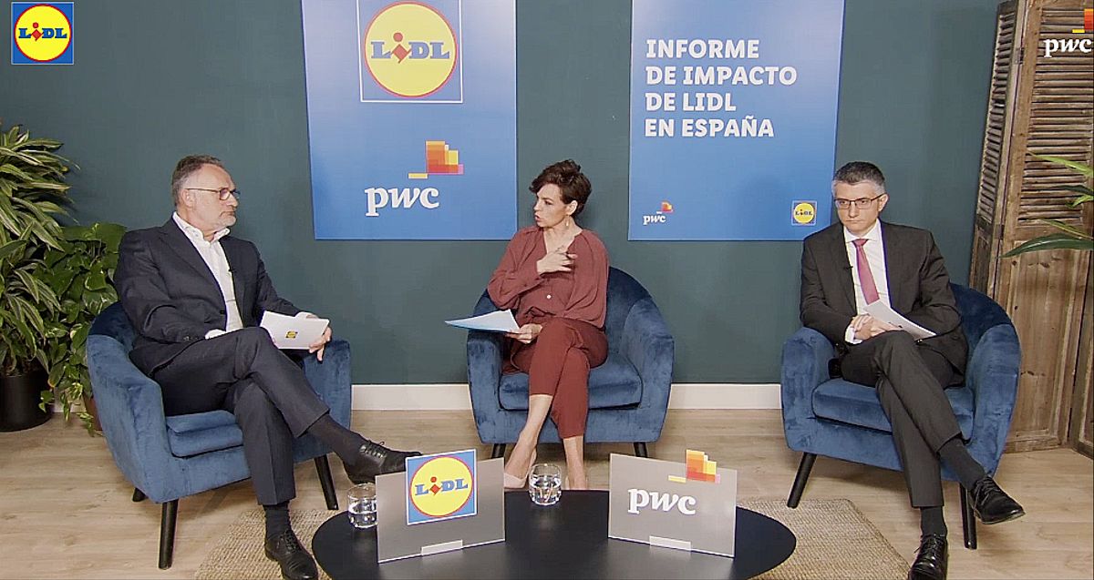Law of Lidl's CEO in Spain, Ferran Figueras (left), with Jordi Esteve (PWC) and moderator Cristina Villanueva. 